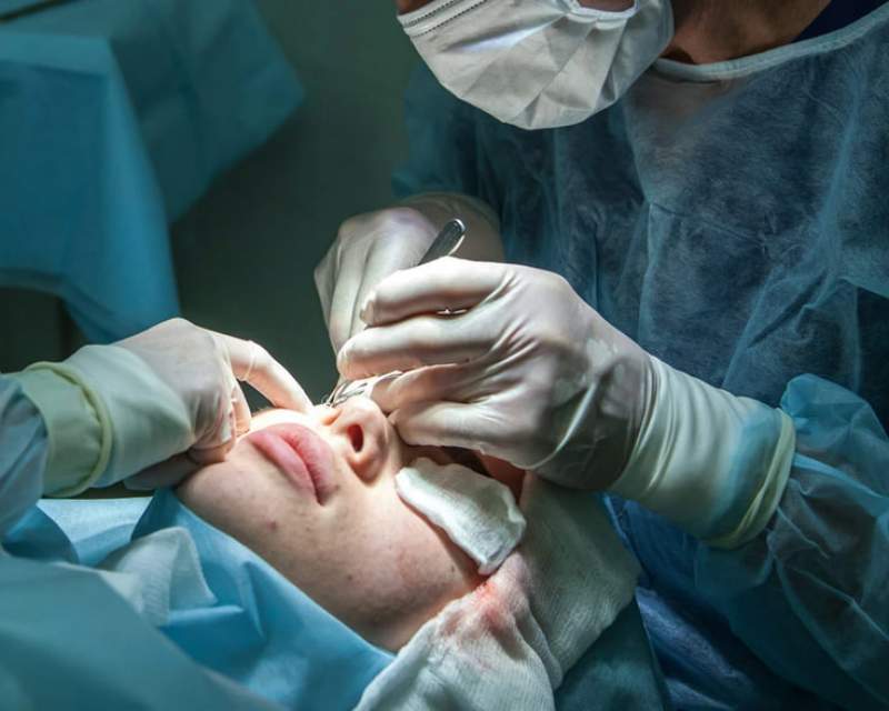 ظاهرِ بینقص، روانِ آسیبدیده؛ روی دیگر جراحیهای زیبایی ظاهرِ بینقص، روانِ آسیبدیده؛ روی دیگر جراحیهای زیبایی